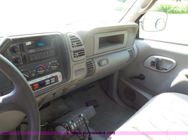 image for item K1713 2001 Chevrolet Silverado 3500 tow truck