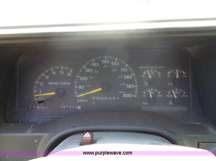 image for item K1713 2001 Chevrolet Silverado 3500 tow truck