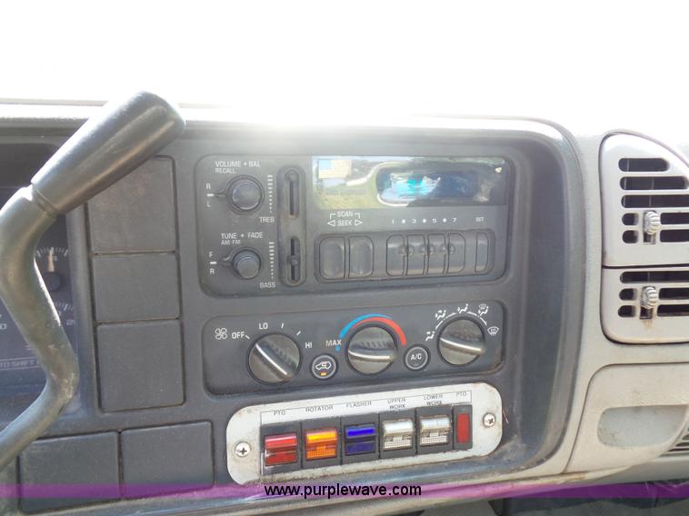 image for item K1713 2001 Chevrolet Silverado 3500 tow truck