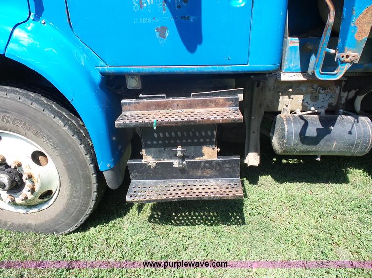 image for item K1716 2001 International 8100 dump truck