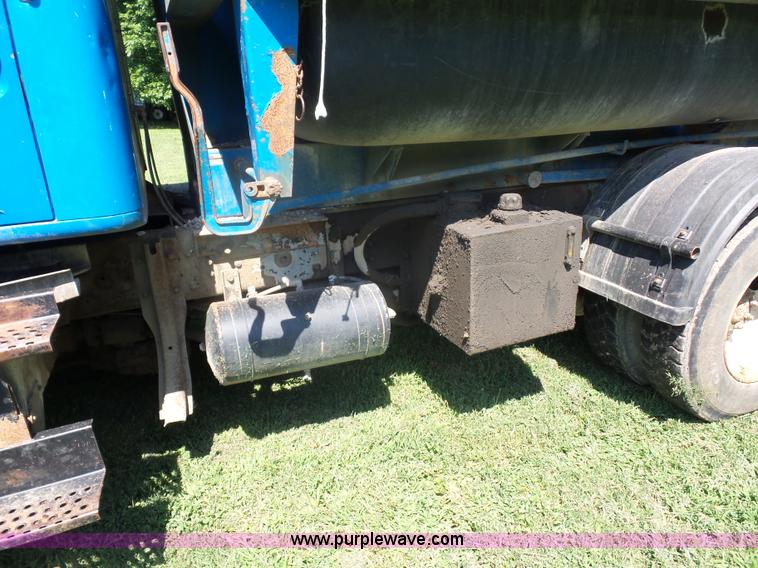 image for item K1716 2001 International 8100 dump truck