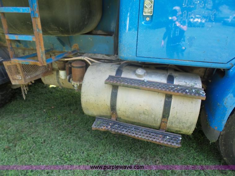 image for item K1716 2001 International 8100 dump truck