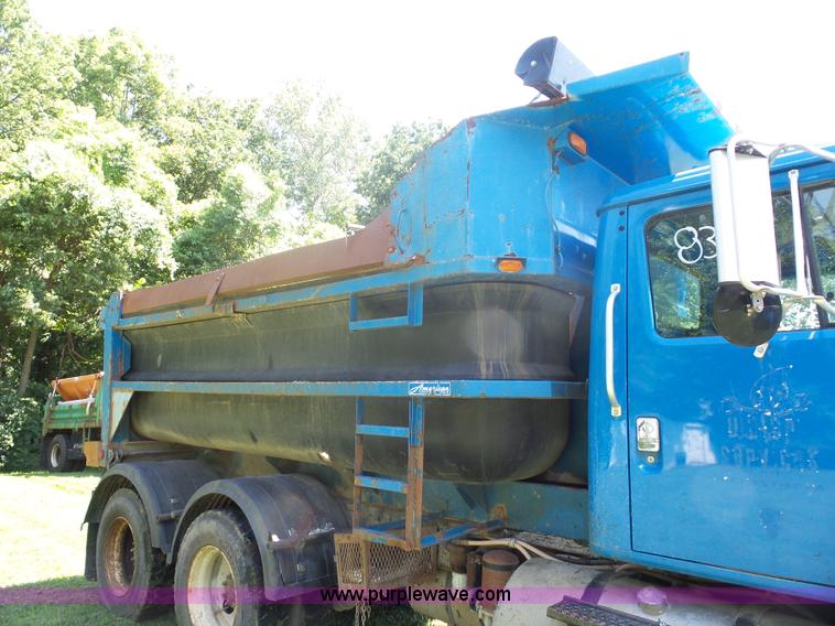 image for item K1716 2001 International 8100 dump truck
