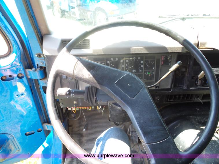 image for item K1716 2001 International 8100 dump truck