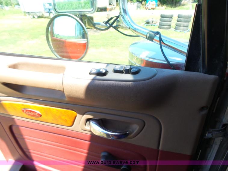 image for item K3133 2006 Peterbilt 379 semi truck