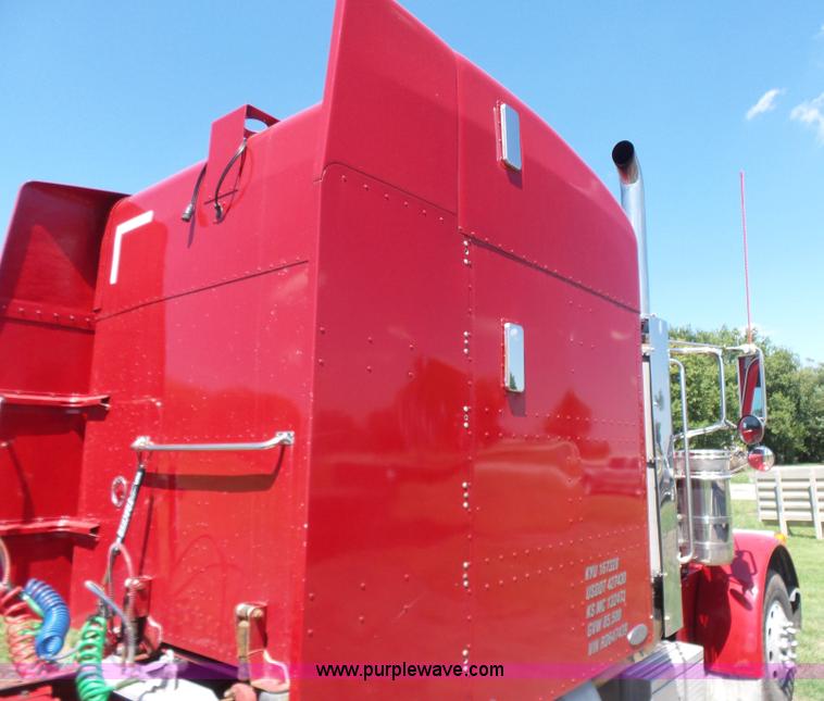 image for item K3133 2006 Peterbilt 379 semi truck