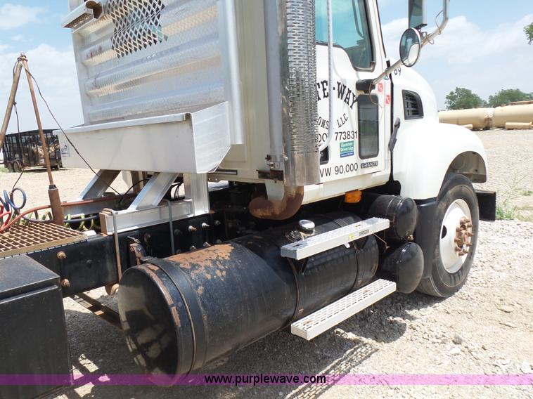 image for item K3167 2007 Mack CV713 Granite semi truck