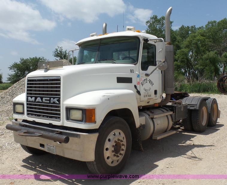 image for item K3168 2005 Mack CHN613 semi truck