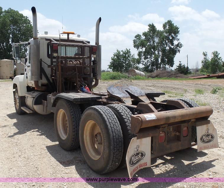 image for item K3168 2005 Mack CHN613 semi truck