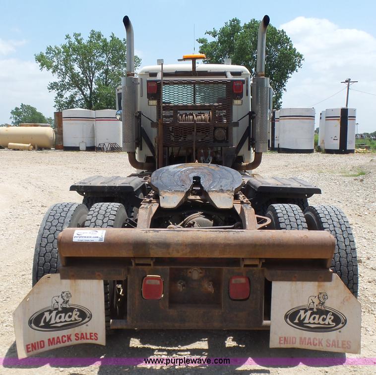 image for item K3168 2005 Mack CHN613 semi truck