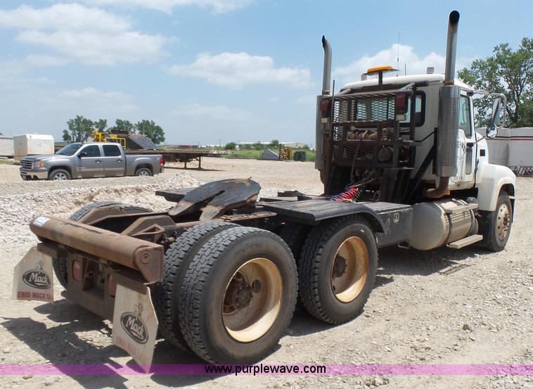 image for item K3168 2005 Mack CHN613 semi truck