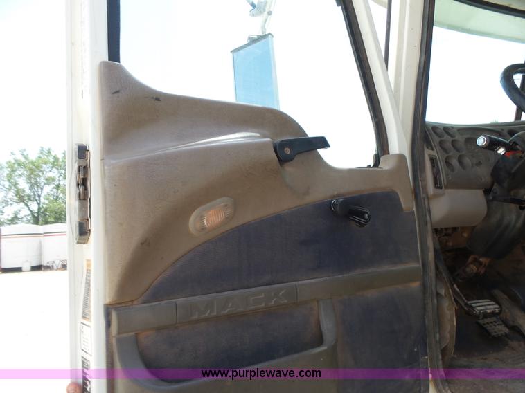 image for item K3168 2005 Mack CHN613 semi truck