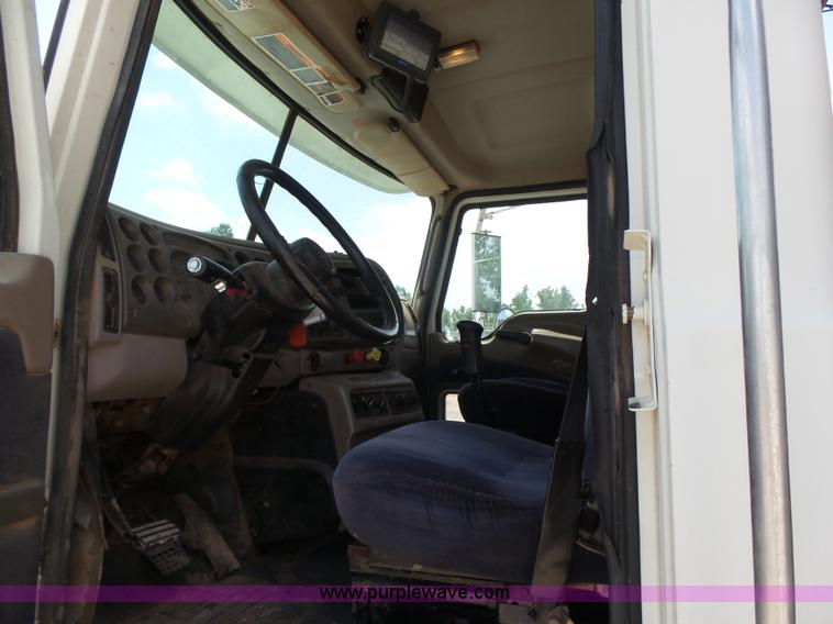 image for item K3168 2005 Mack CHN613 semi truck