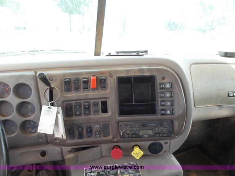 image for item K3168 2005 Mack CHN613 semi truck