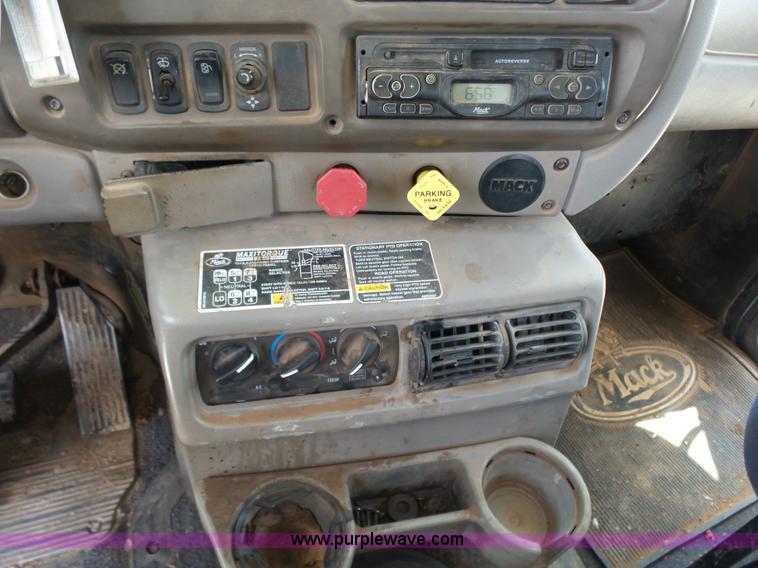 image for item K3168 2005 Mack CHN613 semi truck