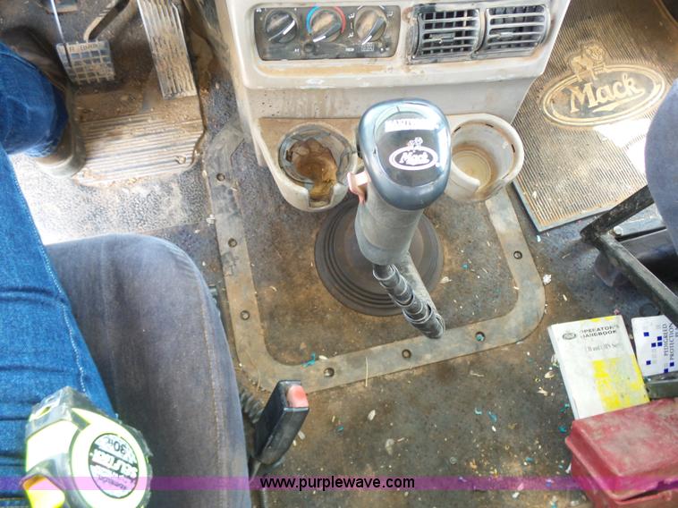 image for item K3168 2005 Mack CHN613 semi truck