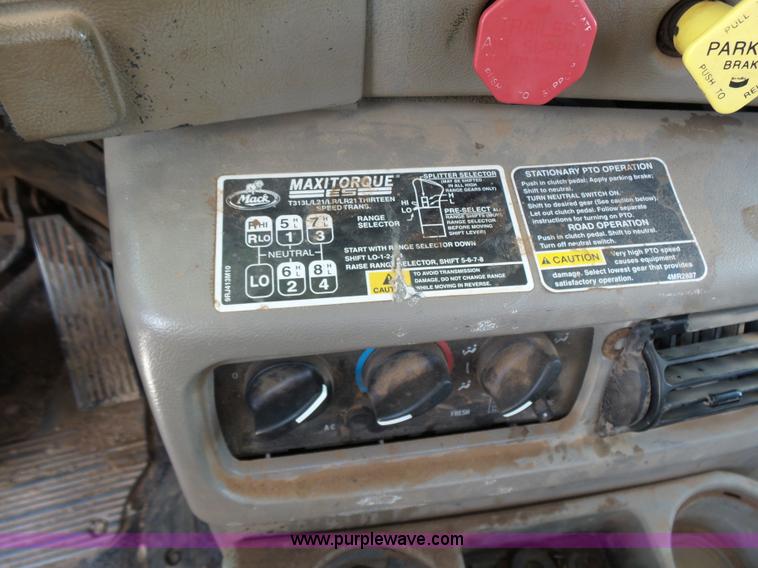 image for item K3168 2005 Mack CHN613 semi truck