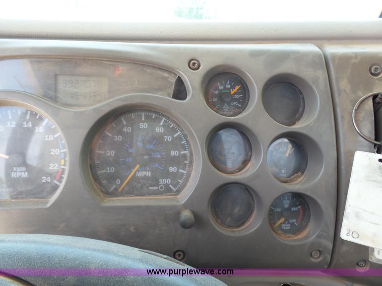 image for item K3168 2005 Mack CHN613 semi truck