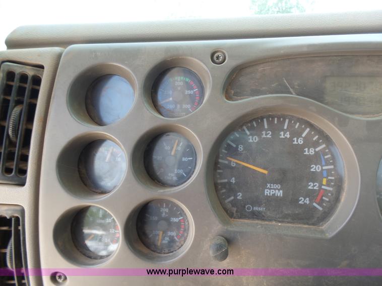 image for item K3168 2005 Mack CHN613 semi truck