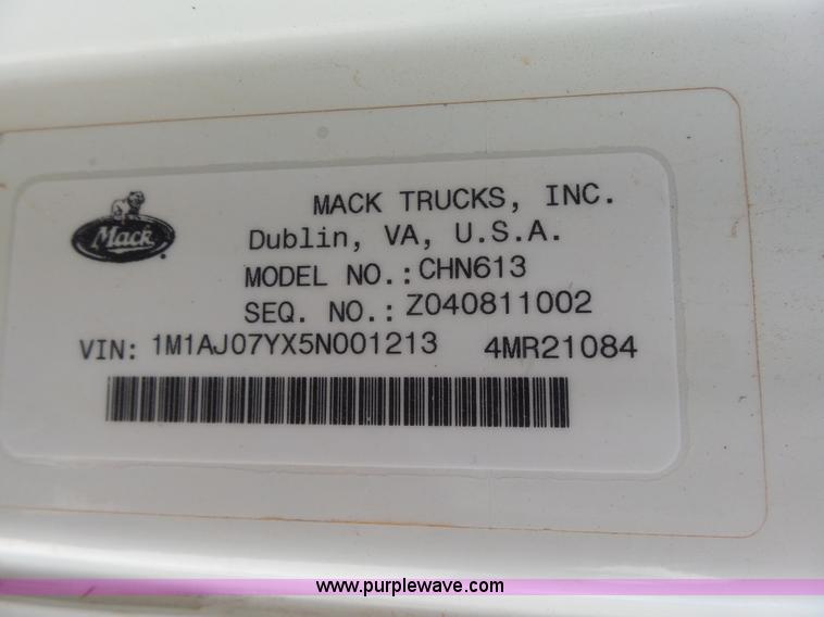 image for item K3168 2005 Mack CHN613 semi truck