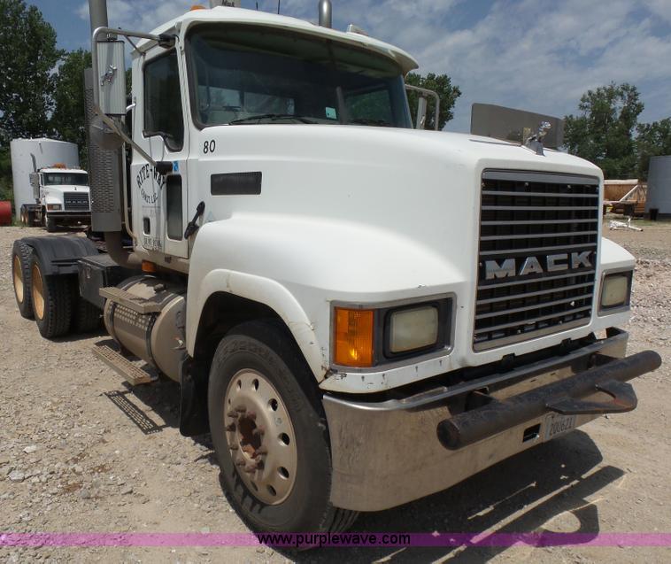 image for item K3168 2005 Mack CHN613 semi truck