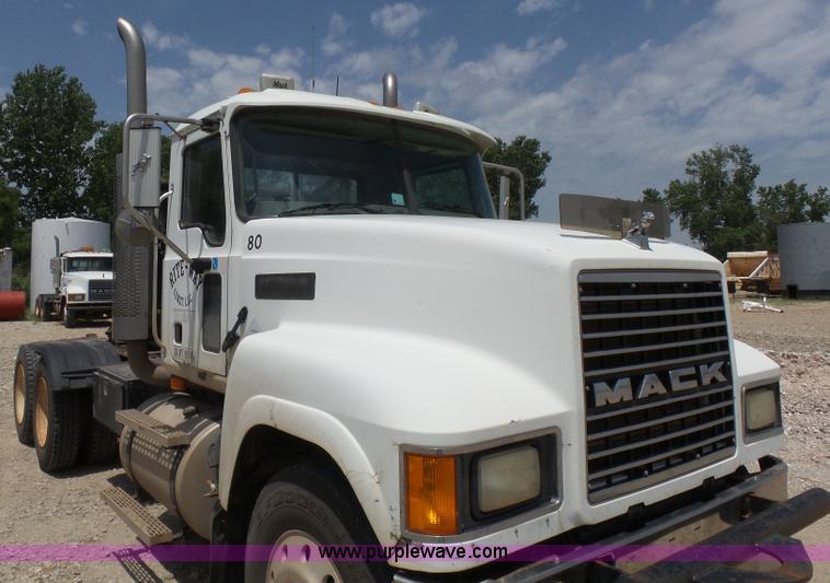 image for item K3168 2005 Mack CHN613 semi truck
