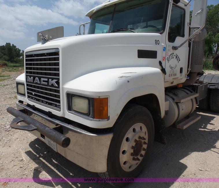 image for item K3168 2005 Mack CHN613 semi truck