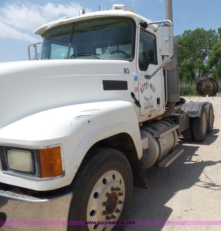 image for item K3168 2005 Mack CHN613 semi truck