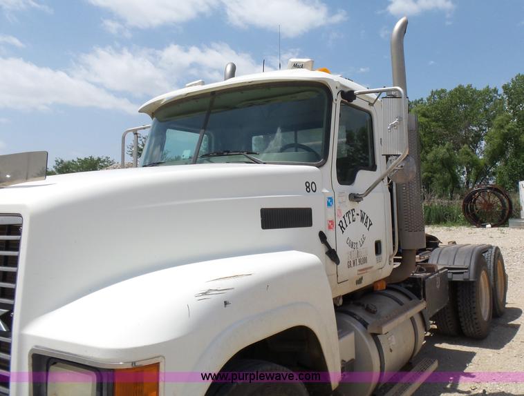 image for item K3168 2005 Mack CHN613 semi truck