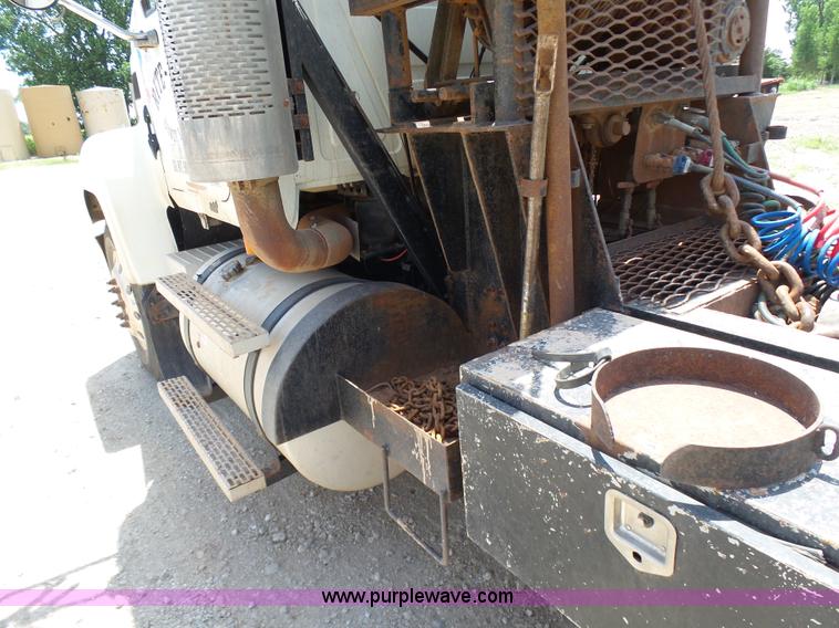 image for item K3168 2005 Mack CHN613 semi truck