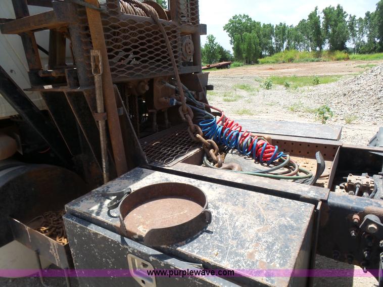 image for item K3168 2005 Mack CHN613 semi truck