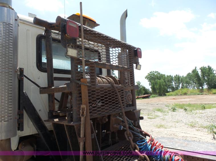 image for item K3168 2005 Mack CHN613 semi truck