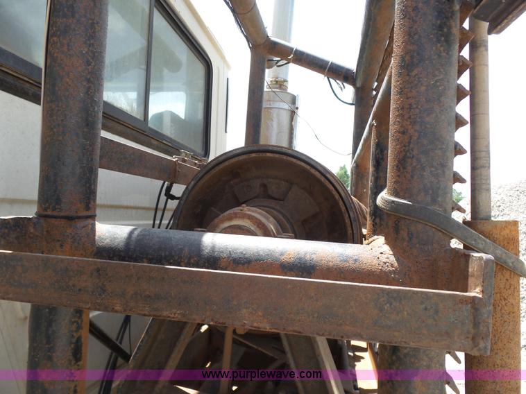 image for item K3168 2005 Mack CHN613 semi truck