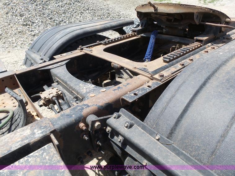 image for item K3168 2005 Mack CHN613 semi truck