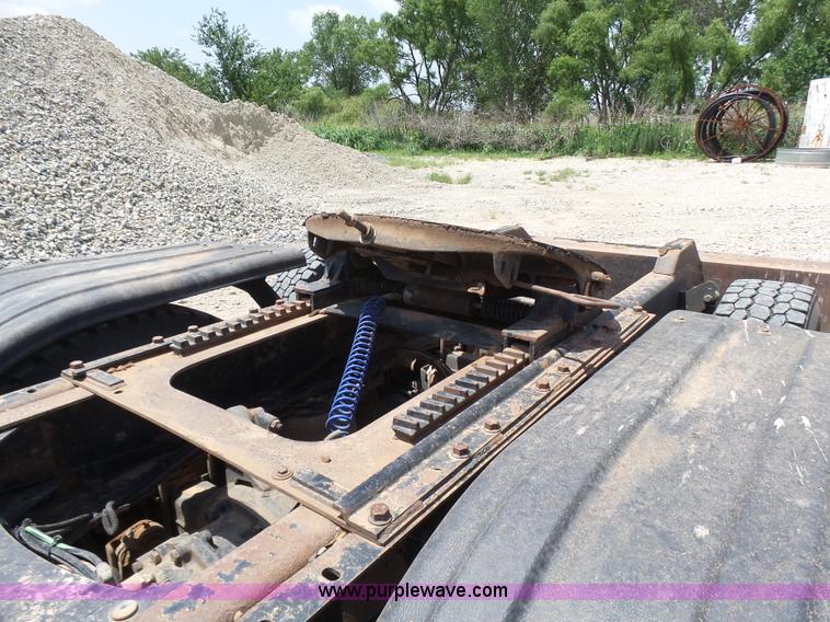 image for item K3168 2005 Mack CHN613 semi truck