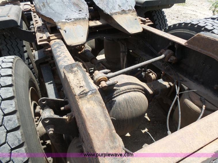 image for item K3168 2005 Mack CHN613 semi truck