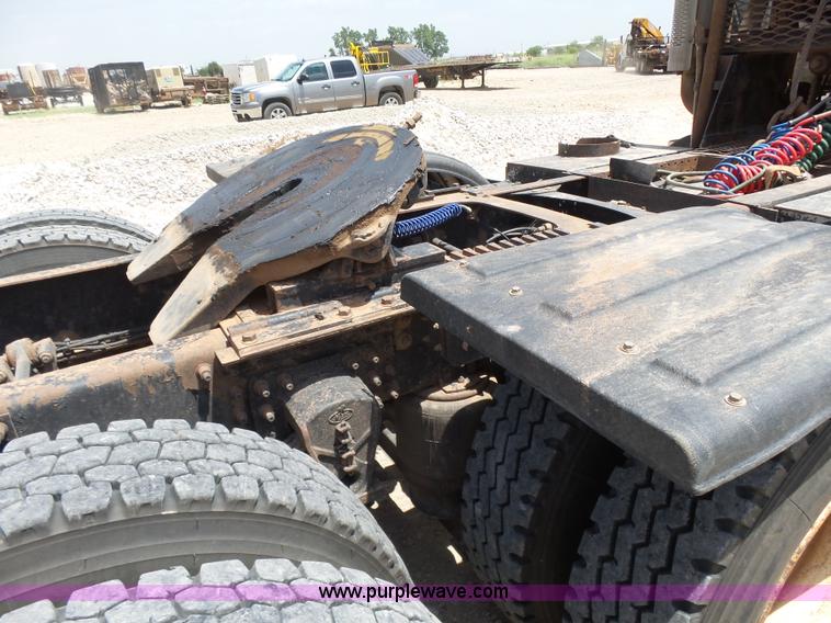 image for item K3168 2005 Mack CHN613 semi truck