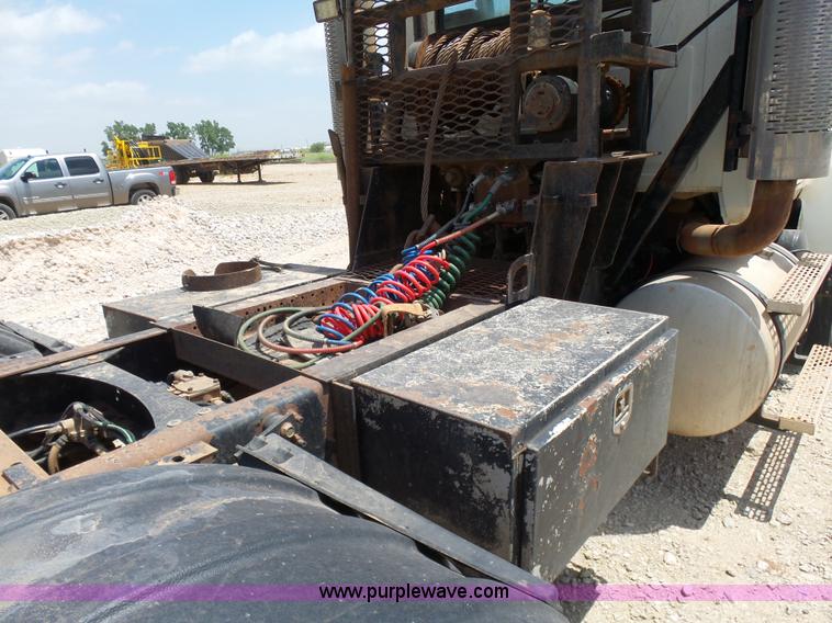 image for item K3168 2005 Mack CHN613 semi truck