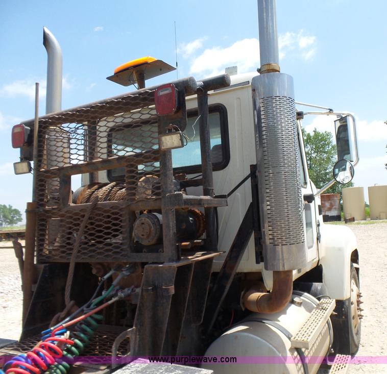 image for item K3168 2005 Mack CHN613 semi truck