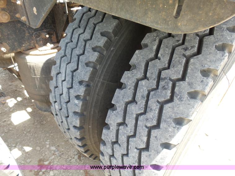 image for item K3168 2005 Mack CHN613 semi truck