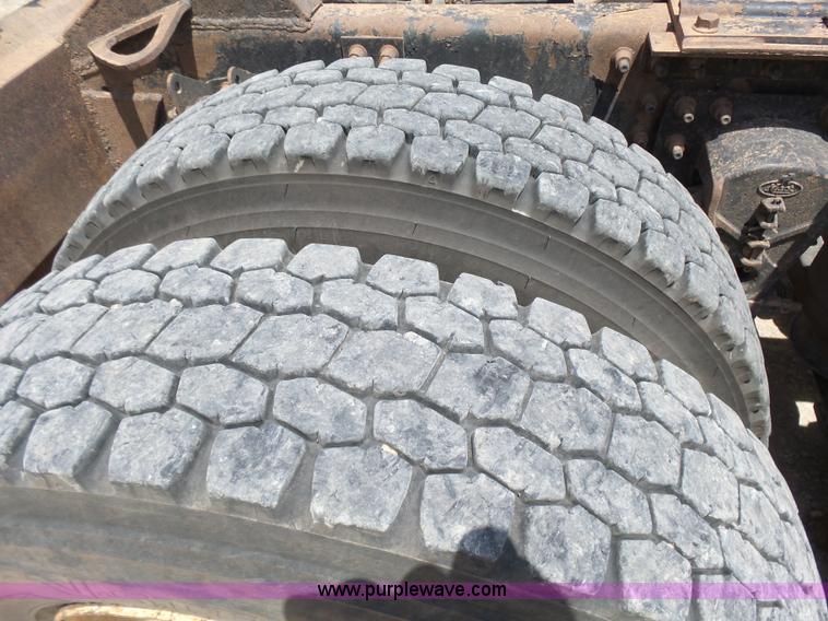 image for item K3168 2005 Mack CHN613 semi truck