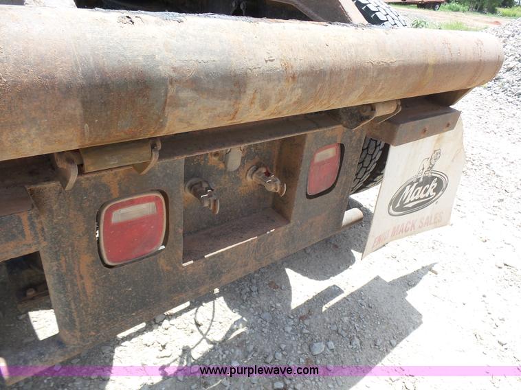 image for item K3168 2005 Mack CHN613 semi truck
