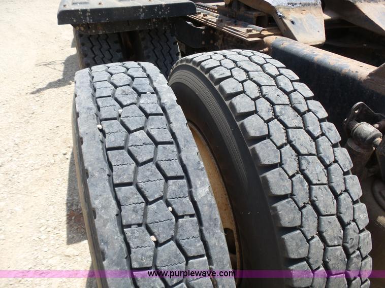 image for item K3168 2005 Mack CHN613 semi truck