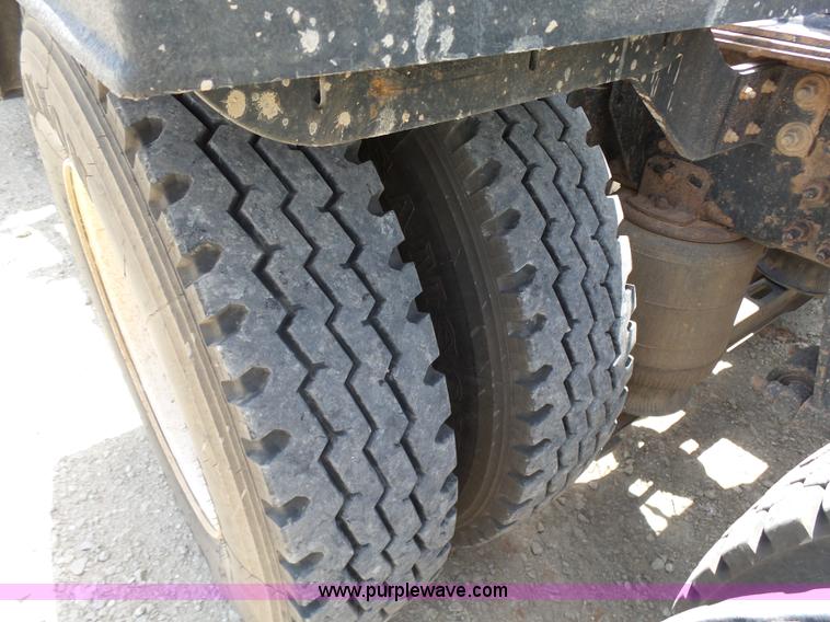 image for item K3168 2005 Mack CHN613 semi truck