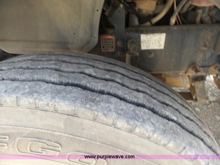 image for item K3168 2005 Mack CHN613 semi truck