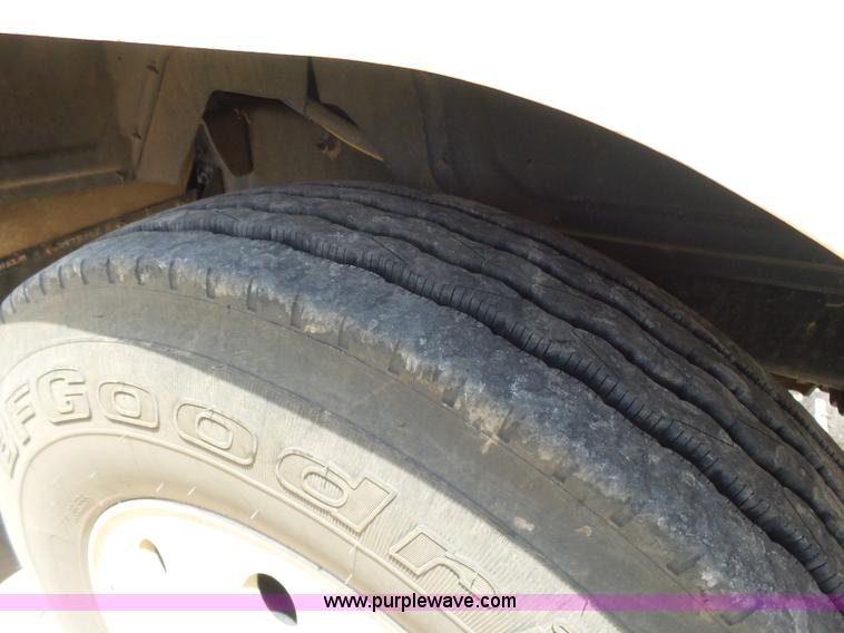 image for item K3168 2005 Mack CHN613 semi truck