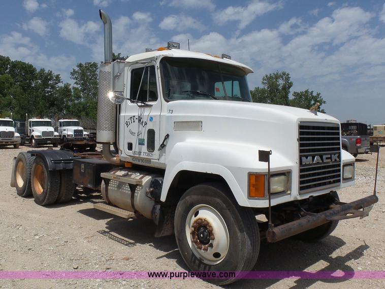 image for item K3169 1998 Mack CH613 semi truck