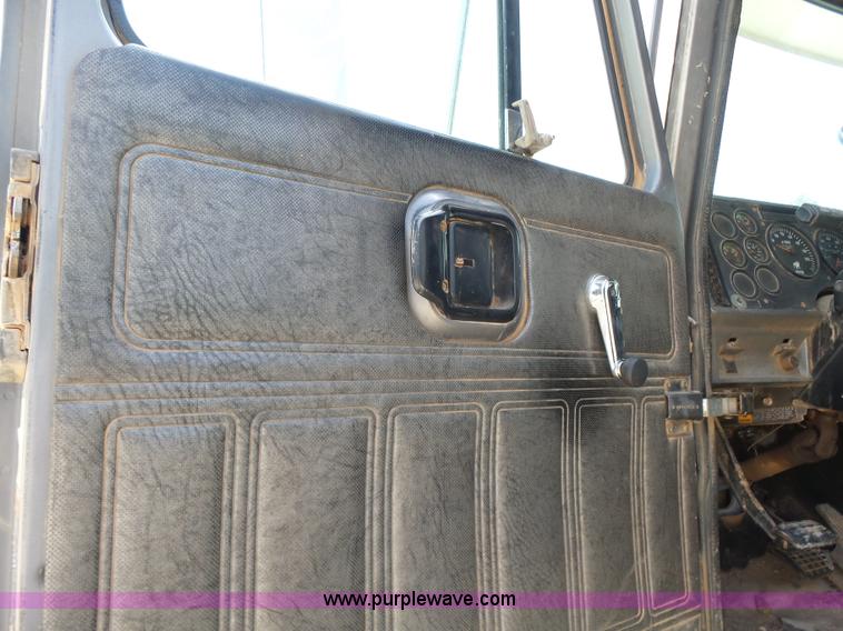 image for item K3169 1998 Mack CH613 semi truck