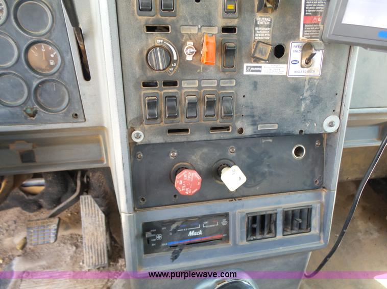 image for item K3169 1998 Mack CH613 semi truck