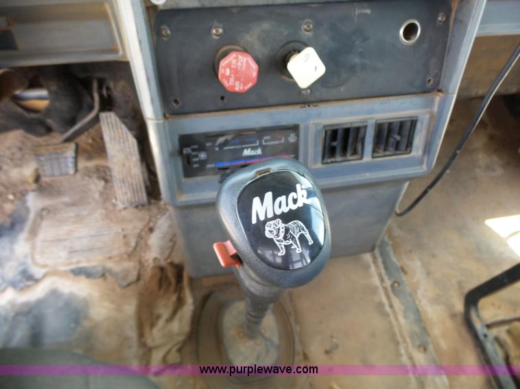 image for item K3169 1998 Mack CH613 semi truck